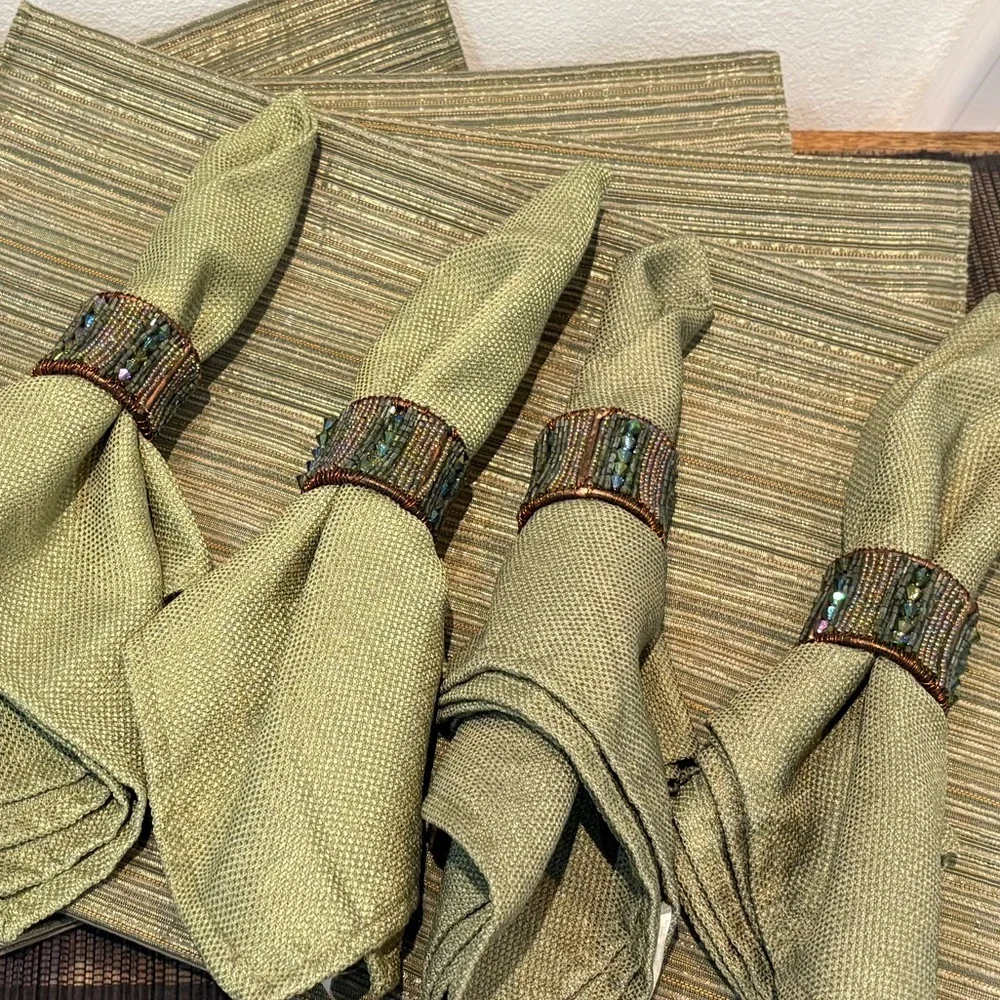 🔹NWOT🔹Set of 4 Pier 1 Bronze and Green Beaded Napkin Rings